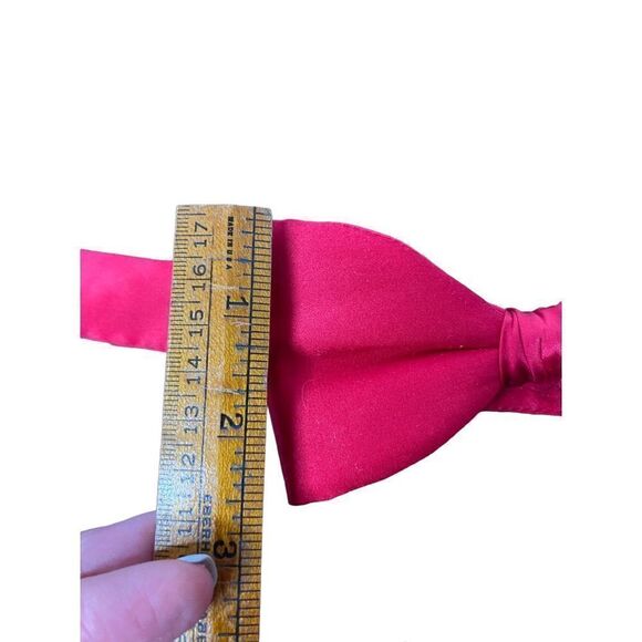 Shiny red Cummerbund and matching bow tie both adjustable - Picture 4 of 7